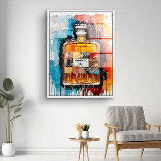 Modernes Wandbild mit farbenfroher Chanel-Parfumflasche im Wohnzimmer, Pop Art Kunst.