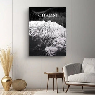 Modernes Wandbild in Schwarz-Weiß mit Schriftzug 'CHARM' im stilvollen Wohnzimmer