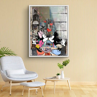 Modernes Wandbild mit Comic-Paar, bunten Herzen und urbanem Hintergrund im Wohnzimmer