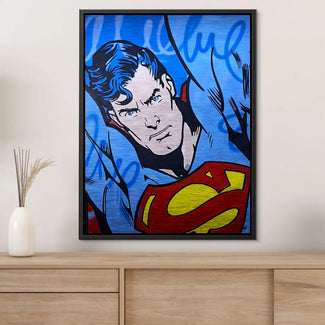 Modernes Pop Art Wandbild mit Comic-Superheld auf blauem Hintergrund über Kommode