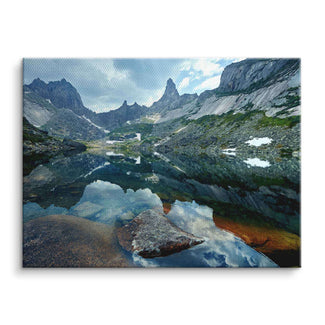 Wandbild mit Berglandschaft, Gebirgsfluss und Spiegelung im klaren Wasser auf Leinwand