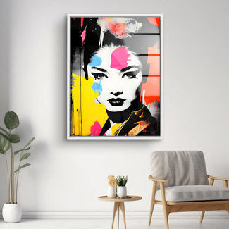 Modernes Wandbild einer Geisha im Pop Art Stil mit bunten Farbakzenten im Wohnzimmer