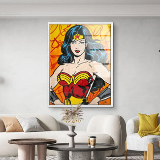 Pop Art Wandbild einer Comic-Heldin mit rotem Outfit auf orange-gelbem Hintergrund im Wohnzimmer