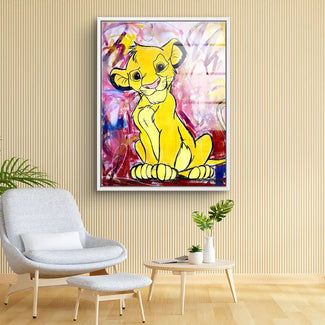 Modernes Wandbild mit gelber Löwenzeichnung vor buntem Hintergrund im Wohnzimmer