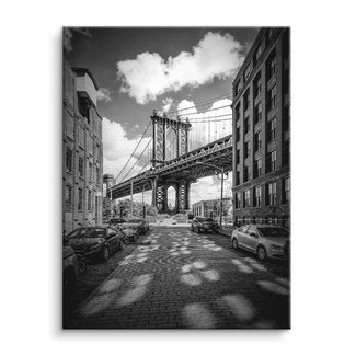 Schwarz-Weiß-Wandbild der Manhattan Bridge mit Autos und Gebäuden in urbaner Straßenszene