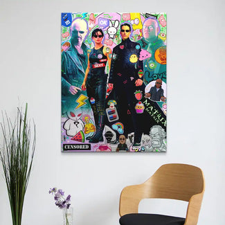 Matrix Comic Wandbild im bunten Pop Art Stil mit kultigen Figuren und Stickern an weißer Wand