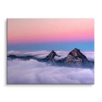 Leinwandbild mit Berggipfeln über Wolken vor pastellfarbenem Himmel