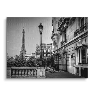 Schwarzweiß-Wandbild mit Eiffelturm, Pariser Straße und Fahrrad im klassischen Paris-Stil