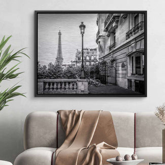 Schwarzweiß Wandbild mit Eiffelturm, Pariser Straße und stilvollen Gebäuden im Wohnzimmer