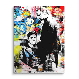 Pop Art Wandbild mit zwei Mafia-Figuren, buntem Graffiti-Hintergrund und Whiskey-Flasche