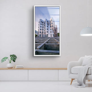 Modernes Wandbild mit Architekturmotiv eines reflektierenden Gebäudes im eleganten Wohnzimmer