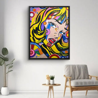 Buntes Pop Art Wandbild mit Frauengesicht in modernem Wohnzimmer, Comic-Stil, Kunstbild