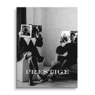 Schwarzweiß-Wandbild mit zwei Frauen, die Modezeitschriften lesen, Aufschrift PRESTIGE