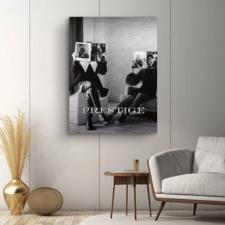 Modernes Wandbild in Schwarz-Weiß mit Frauen, die Zeitschriften halten, Prestige-Schriftzug