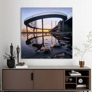 Modernes Wandbild mit Brückenmotiv und Sonnenuntergang, reflektiert im Wasser, Wohnzimmerdeko