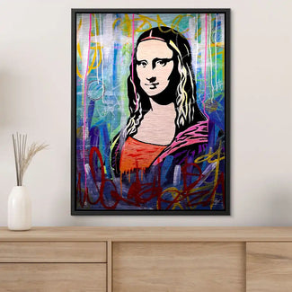 Modernes Wandbild mit Street Art Mona Lisa auf buntem, abstraktem Hintergrund im Wohnzimmer