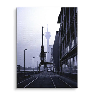 Schwarz-weißes Wandbild mit Hafenkran, Industriegebäude und Fernsehturm in urbaner Skyline