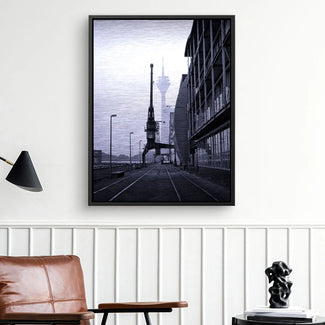 Modernes Wandbild mit urbanem Industrie-Kran im Schwarz-Weiß-Look in Wohnzimmerdekor