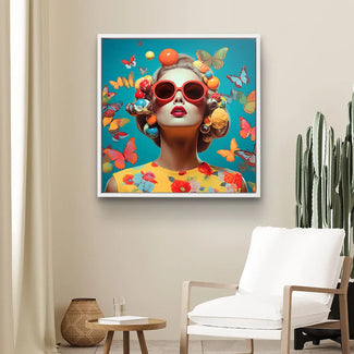 Modernes Wandbild einer Frau mit großen Sonnenbrillen, Blumen und bunten Schmetterlingen auf blauem Hintergrund, Pop Art Stil
