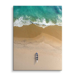 Luftaufnahme Wandbild mit Boot am Sandstrand und türkisfarbenem Meer auf Leinwand