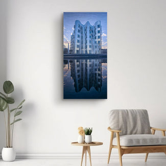 Modernes Wandbild mit abstraktem Turm und Spiegelung, aufgehängt in einem hellen Wohnzimmer