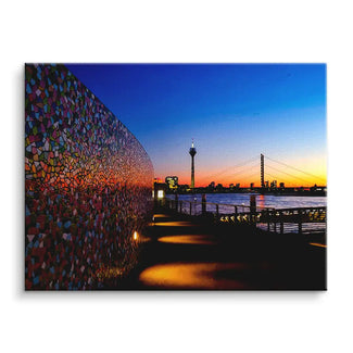 Wandbild mit buntem Mosaik, Fluss, Brücke und Fernsehturm bei Sonnenuntergang
