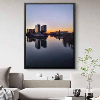 Modernes Wandbild mit Skyline am Fluss bei Sonnenuntergang im Wohnzimmer, stilvolle Wanddekoration
