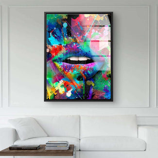 Buntes Pop Art Wandbild mit abstraktem Mundmotiv über weißem Sofa im modernen Wohnzimmer.