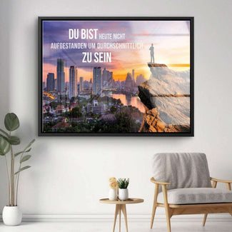 Motivierendes Wandbild mit Mann auf Felsen, Stadtpanorama und inspirierendem Zitat