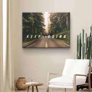 Motivierendes Wandbild auf Leinwand mit Waldstraße und Text 'Keep Going', Wohnzimmerdeko