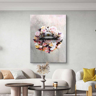 Modernes Wandbild mit floralen Lippen aus bunten Rosen im stilvollen Wohnzimmer