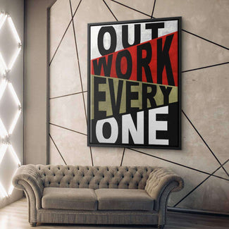 Modernes Wandbild mit Motivationsspruch Outwork Everyone im Wohnzimmer über Sofa