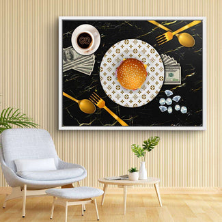 Modernes Wandbild mit Hamburger auf gemustertem Teller, Geldscheinen, Diamanten und goldfarbenem Besteck auf schwarzem Marmor-Hintergrund, Kunst für Wohnzimmer.