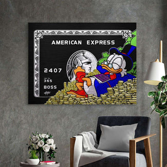 Modernes Wandbild mit Comic-Ente, Goldmünzen und Kreditkarte im Wohnzimmer-Setting