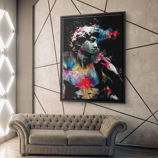 Modernes Wohnzimmer mit farbenfrohem Pop Art Wandbild einer Statue über grauem Sofa