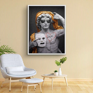 Modernes Wandbild mit Statue, Sonnenbrille, Maske und rotem Herz mit Schriftzug 'love'