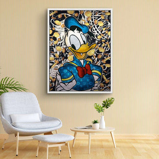 Pop Art Wandbild mit Comic-Ente, buntem Graffiti-Hintergrund und Münzen in modernem Wohnzimmer
