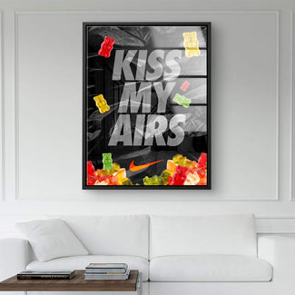 Pop Art Wandbild mit Schriftzug 'Kiss My Airs', bunten Gummibärchen und modernem Design