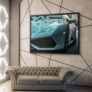 Modernes Wohnzimmer mit Kunstbild eines Sportwagens auf Leinwand über einem grauen Sofa