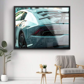 Modernes Leinwandbild mit sportlichem Auto als Wandkunst, stilvoll inszeniert im Wohnzimmer