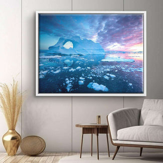 Modernes Wohnzimmer mit Wandbild, das einen Eisberg bei Sonnenuntergang über dem Meer zeigt