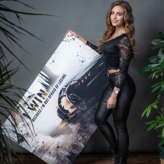 Frau hält modernes Wandbild mit Motivationsspruch und Sportwagen, Kunst für Wohnzimmer