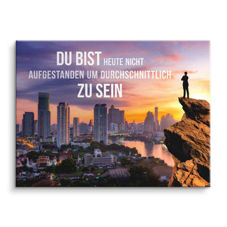 Motivationsbild mit Silhouette auf Felsen, Stadtpanorama bei Sonnenuntergang, Motivationsspruch