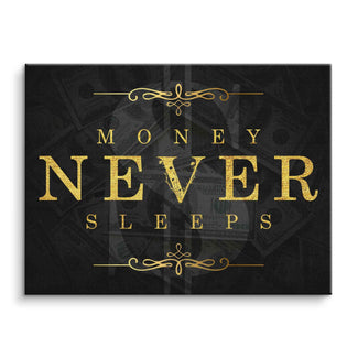 Motivationsbild Leinwand mit goldener Aufschrift 'Money Never Sleeps' auf schwarzem Hintergrund mit Dollar-Scheinen