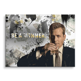 Motivationsbild mit Geschäftsmann, Anzug, Whiskyglas, Geldscheinen und Spruch 'Be a winner'.