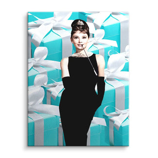 Pop Art Leinwandbild mit eleganter Frau im schwarzen Kleid vor türkisfarbenen Geschenkboxen
