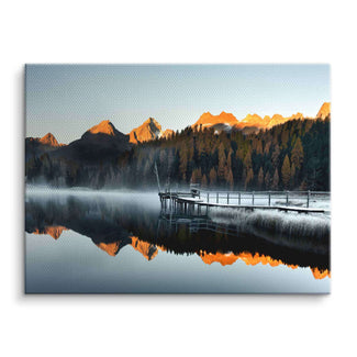Wandbild mit Bergsee, Steg und Alpen im Sonnenuntergang, Spiegelung im ruhigen Wasser