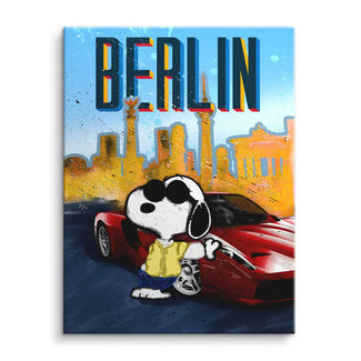 Wandbild mit Berlin Skyline, rotem Sportwagen und Comic-Hund im Streetart-Stil