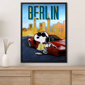Modernes Wandbild mit Comic-Hund, rotem Sportwagen und Berlin-Skyline im Hintergrund