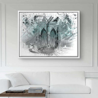 Modernes Wandbild Brooklyn Bridge in Grautönen mit abstrakten Elementen über Sofa
